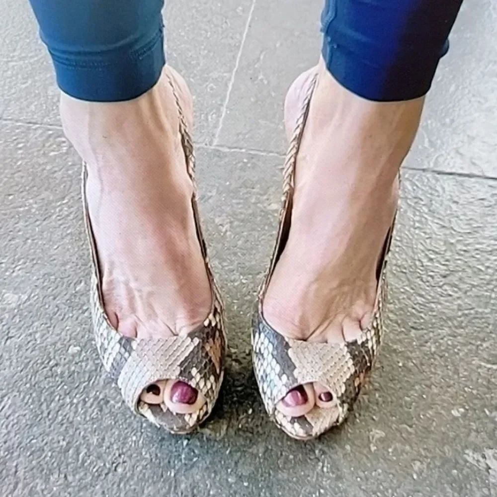 BCBG PARIS GOLD METALLIC SNAKESKIN PEEP TOE HIGH HEEL STILETTOS SHOE